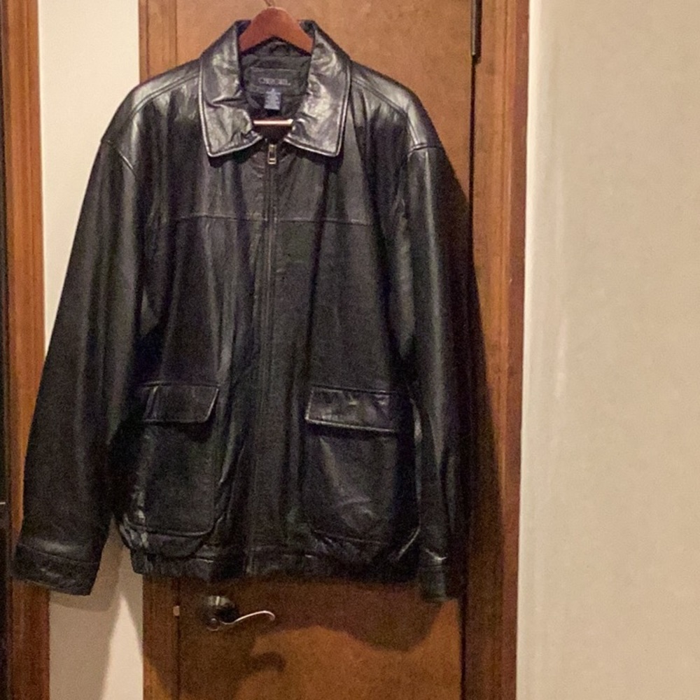 Men’s XL black leather jacket. Pepple leather with snap deep pockets.Gently used